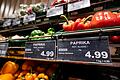 Supermarktregal       -  Verbraucherschützer fordern mehr Klarheit bei Lebensmittelpreisen. (Archivbild)