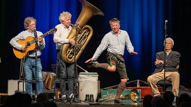 Christoph Well bewies am Samstagabend in der Bad Neustädter Stadthalle, dass er nicht nur ein exzellenter Musiker ist, sondern auch tanzen kann.