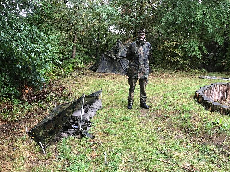 Am Rande des Gelöbnisses wurde gezeigt, wie Soldaten bei einem Biwak im Feld untergebracht sind. Am Rande des Gelöbnisses wurde gezeigt, wie Soldaten bei einem Biwak im Feld untergebracht sind.