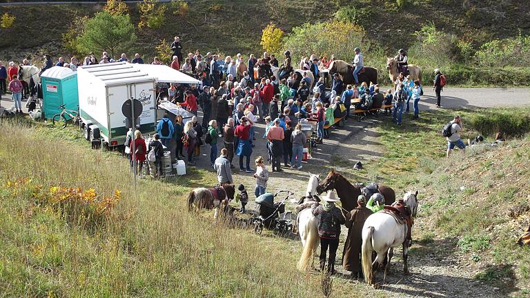 Bei prächtigem Herbstwetter wurde die erste Wiesenfelder Bierwanderung geradezu überrannt.