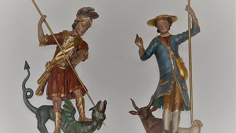 Die Heiligenfiguren schmücken eine Wand in der Kirche St. Oswald in Happertshausen.