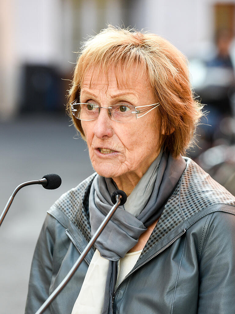 Benita Stolz bei einer Veranstaltung der 'Aktion Stolpersteine' in Würzburg. Benita Stolz bei einer Veranstaltung der 'Aktion Stolpersteine' in Würzburg. 