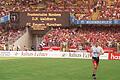 Volle Hütte: Am 15. August 1997 spielte der Rhöner Dorfklub aus Waldberg gegen den FC Bayern München - hier mit&nbsp; Thomas Helmer - im Nürnberger Frankenstadion. Über 35 000 Zuschauer sahen die ungleiche Auseinandersetzung beim 1:16.