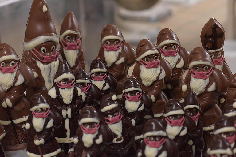 Die Schoko-Nikoläuse mit Mund-Nasen-Bedeckung.&nbsp;