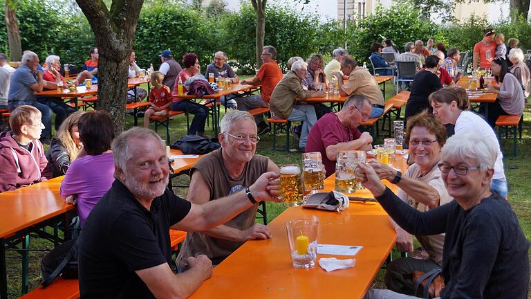 Wieder draußen sitzen, wie hier im Biergarten in Fährbrück (Archivfoto): Das ist ab diesem Montag im Landkreis Würzburg wieder möglich, wenn auch mit Abstand und negativem Test. Wieder draußen sitzen, wie hier im Biergarten in Fährbrück (Archivfoto): Das ist ab diesem Montag im Landkreis Würzburg wieder möglich, wenn auch mit Abstand und negativem Test. 
