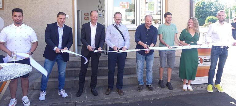 Das Band ist durchschnitten: Studenten und Coaches eröffneten das neue Gründerhaus in der Landwehrstraße 46. Das Band ist durchschnitten: Studenten und Coaches eröffneten das neue Gründerhaus in der Landwehrstraße 46.