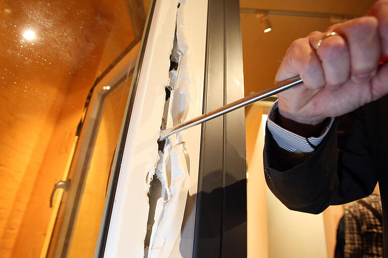 Dieses Foto entstand im Oktober 2014, als in Hamburg ein Kriminalbeamter demonstrierte, wie leicht sich ein Fenster aufbrechen lässt. Dieses Foto entstand im Oktober 2014, als in Hamburg ein Kriminalbeamter demonstrierte, wie leicht sich ein Fenster aufbrechen lässt.