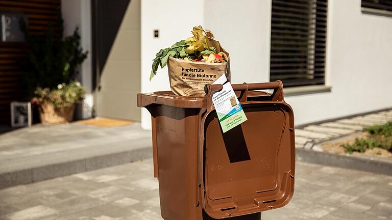 Auf lebhafte Resonanz ist die Aktion „Kein Plastik in die Biotonne“ des Kommunalunternehmens Rhön-Grabfeld gestoßen – sowohl in der Region als auch bundesweit. Deshalb gibt es eine Fortsetzung: Es werden weitere 80.000 Papiertüren für die Biotonne in der Region verteilt. Auf lebhafte Resonanz ist die Aktion „Kein Plastik in die Biotonne“ des Kommunalunternehmens Rhön-Grabfeld gestoßen – sowohl in der Region als auch bundesweit. Deshalb gibt es eine Fortsetzung: Es werden weitere 80.000 Papiertüren für die Biotonne in der Region verteilt.