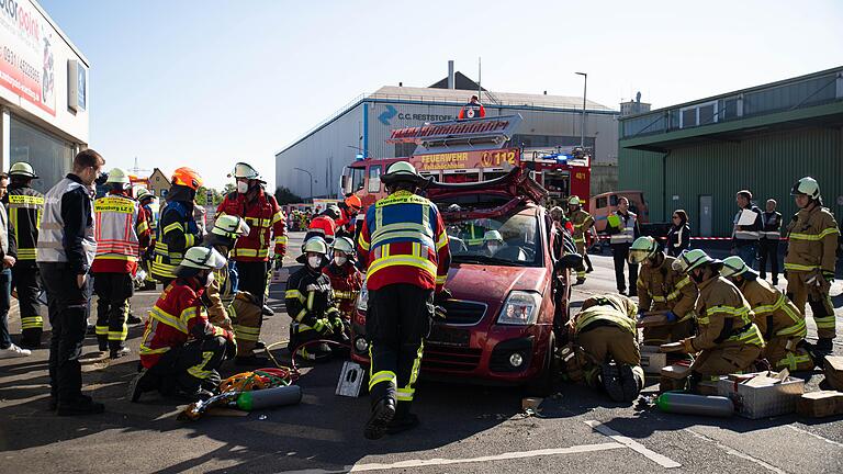 Täuschend echt: Um für den Ernstfall gewappnet zu sein, hat das Würzburger Amt für Zivil- und Brandschutz am Neuen Hafen einen Einsatz mit über 330 Einsatzkräften und Darstellern nachgestellt. Täuschend echt: Um für den Ernstfall gewappnet zu sein, hat das Würzburger Amt für Zivil- und Brandschutz am Neuen Hafen einen Einsatz mit über 330 Einsatzkräften und Darstellern nachgestellt.