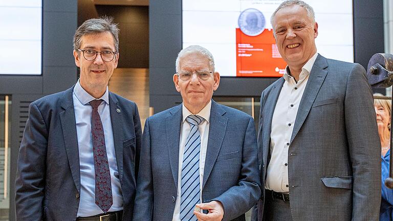 Oberbürgermeister Christian Schuchardt (links), der Präsident des Zentralrats der Juden Josef Schuster (Mitte) und Sparkassen-Vorstandsvorsitzender Bernd Fröhlich mit dem Neujahrsdukaten. Oberbürgermeister Christian Schuchardt (links), der Präsident des Zentralrats der Juden Josef Schuster (Mitte) und Sparkassen-Vorstandsvorsitzender Bernd Fröhlich mit dem Neujahrsdukaten.