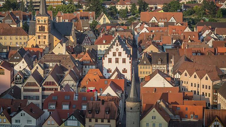 Blick von der Ruine Karlsburg auf die historische Altstadt von Karlstadt. Nach Ansicht unseres Autors macht es die Karlstadter Stadtpolitik Geschäftsleuten in der Altstadt schwer. Blick von der Ruine Karlsburg auf die historische Altstadt von Karlstadt. Nach Ansicht unseres Autors macht es die Karlstadter Stadtpolitik Geschäftsleuten in der Altstadt schwer.