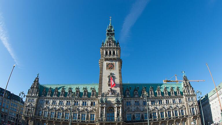 Das Hamburger Rathaus       -  Die Hamburger Abgeordnete Ivy May Müller würde sich gern der Fraktion Die Linke als Parteilose anschließen.