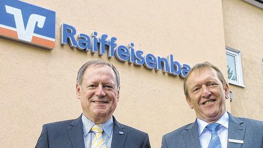 Die Herren der Zahlen: Vorstandsvorsitzender Helmut Kraft (links) und Stellvertreter Michael Zeuch präsentieren die Bilanzzahlen der Raiffeisenbank Main-Spessart für 2013.Foto: Andreas Brachs