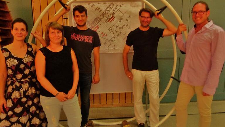 Zufrieden zeigten sich die Planer der Architektenbüros Perleth (Schweinfurt) und arc grün (Kitzingen) mit dem Ergebnis einer zweitägigen &bdquo;offenen Planerwerkstatt&ldquo; zur Erarbeitung einer Innerortsrahmenplanung in Schönau: (von links) Christiane Wichmann, Susen Kolitsch, Lorenz Rothmann, Thomas Wirth und Joachim Perleth.