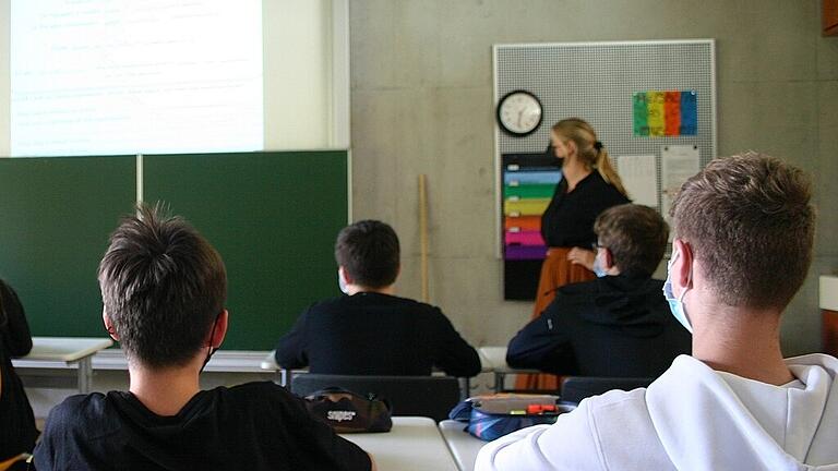 Mit einer Hand voll Neuntklässlern versucht Englischlehrerin Anne Taijtl an der Realschule Kitzingen, die Lücken aus dem vergangenen Schuljahr zu füllen.