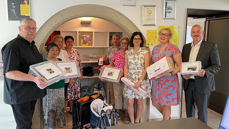 Diakon Werner Trenkamp (von links),&nbsp;die Büchereimitarbeiterinnen Akiko Degering, Sabine Schelbert, Gabi Bischof, Martina Sprenger, Thea Kunzmann, Corina Kölln (Leiterin Bücherei), Dr. Claudia Maria Pecher (Leiterin der Landesfachstelle für Büchereien und Bildung) sowie Bürgermeister Roland Schmitt gaben den Startschuss und eröffneten gemeinsam die neue „Bibliothek der Dinge“.