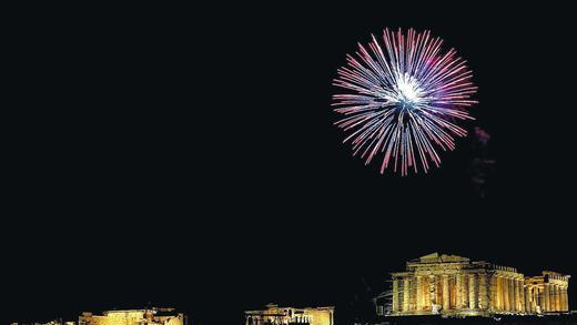 Viel Rauch um Alles: Feuerwerk über der Akropolis in Athen.DPA