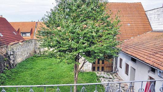 Die Scheune (hinten rechts), wird nicht an den Landkreis Haßberge vermietet. Der schöne Hof jedoch soll den Asylbewerbern zur Verfügung stehen. Die Scheune (hinten rechts), wird nicht an den Landkreis Haßberge vermietet. Der schöne Hof jedoch soll den Asylbewerbern zur Verfügung stehen.