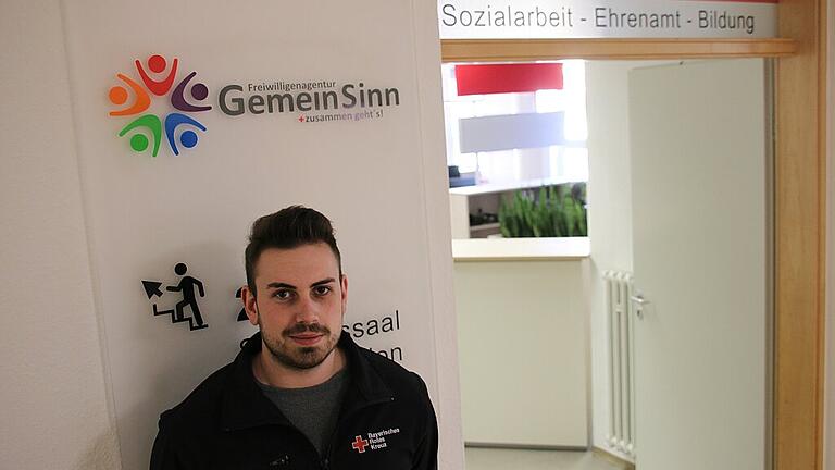 Nico Hemkeppler ist Freiwilligenmanager im Landkreis Kitzingen, sein Büro ist im ersten Stock des BRK-Gebäudes in Kitzingen zu finden. Im Moment sucht er Ehrenamtliche, die Senioren bei der Anmeldung für die Corona-Impfung unterstützen. Nico Hemkeppler ist Freiwilligenmanager im Landkreis Kitzingen, sein Büro ist im ersten Stock des BRK-Gebäudes in Kitzingen zu finden. Im Moment sucht er Ehrenamtliche, die Senioren bei der Anmeldung für die Corona-Impfung unterstützen.