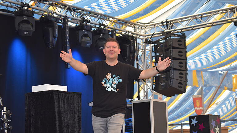 Trotz der Hitze war viel los beim Kindernachmittag auf der Laurenzi-Messe mit Sebastian Reich und seinem Nilpferd Amanda. die Kinder mit ihren erwachsenen Begleitern fanden es toll