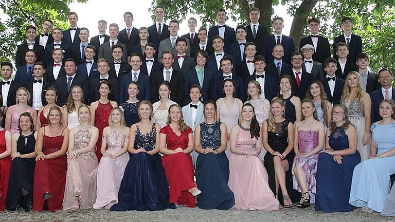 Freude über das Abitur: 73 Marktbreiter Schüler waren zur Reifeprüfung angetreten und alle haben das Abi bestanden. 2. Reihe rechts: Oberstufenkoordinatorin Christiane Lehrrieder und Schulleiter Friedhelm Klöhr.