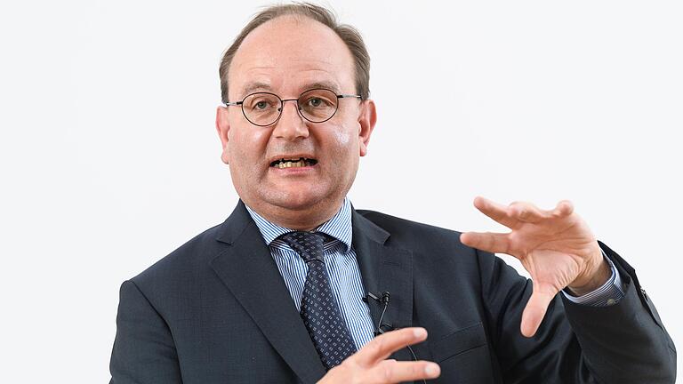 Prof. Ottmar Edenhofer, Direktor des Potsdam-Instituts für Klimafolgenforschung, war am Montag zu Gast an der Universität Würzburg. Prof. Ottmar Edenhofer, Direktor des Potsdam-Instituts für Klimafolgenforschung, war am Montag zu Gast an der Universität Würzburg.