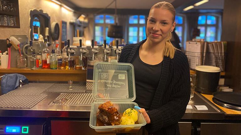 Kellnerin Charlotte Zeitz mit einem Schäufele im Marktheidenfelder Bräustüble: Das Restaurant verwendet die Mehrwegboxen seit Oktober.