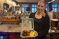 Kellnerin Charlotte Zeitz mit einem Schäufele im Marktheidenfelder Bräustüble: Das Restaurant verwendet die Mehrwegboxen seit Oktober.