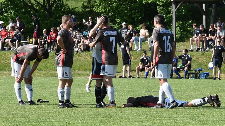 Enttäuscht waren die Spieler der SG Burgwallbach/Leutershausen nach dem 2:2 gegen die SG Hendungen-Sondheim/Grabfeld und der knapp verpassten Meisterschaft in der A-Klasse Rhön 3. Enttäuscht waren die Spieler der SG Burgwallbach/Leutershausen nach dem 2:2 gegen die SG Hendungen-Sondheim/Grabfeld und der knapp verpassten Meisterschaft in der A-Klasse Rhön 3.