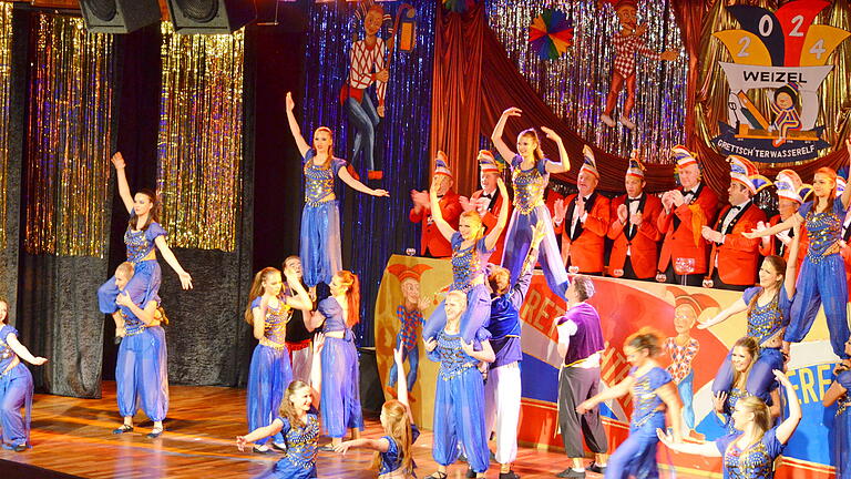 Mit ihrem Schautanz „1001 Nacht – drei Wünsche frei“ begeisterten die Dance Pyromaniacs der TSV-Garde die Besucher der Grettstadter Elferratssitzungen. 23 Tänzerinnen und Tänzer entführten in eine orientalische Zauberwelt. Am Ende gab es Standing Ovations.