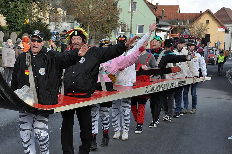 Die Mitglieder der 'Chain Gang Ibind' mit ihrem Riesen-Ski auf dem Ermershäuser Faschingszug. Die Mitglieder der 'Chain Gang Ibind' mit ihrem Riesen-Ski auf dem Ermershäuser Faschingszug.