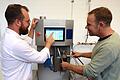 Die Materialentwicklung auf einem Mini-Doppelschneckenextruder veranschaulichen Prof. Johannes Krückel (links) und Stefan Schuck.
