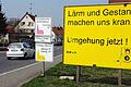 nat-Königshofen 13       -  Dieses Foto entstand vor 14 Jahren &ndash; doch das Problem ist noch immer nicht gelöst. Deshalb hat sich jetzt in Königshofen der Verein &bdquo;Pro Königshofen&ldquo; gegründet. Er kämpft für bessere Lebensbedingungen und vor allem eine echte Ortsumgehung statt der geplanten Osttrasse.