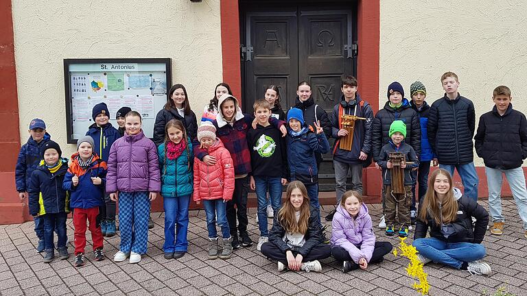 Die Leierbuben und -mädchen vor der Katholischen Kirche St. Antonius in Röttbach. Die Leierbuben und -mädchen vor der Katholischen Kirche St. Antonius in Röttbach.