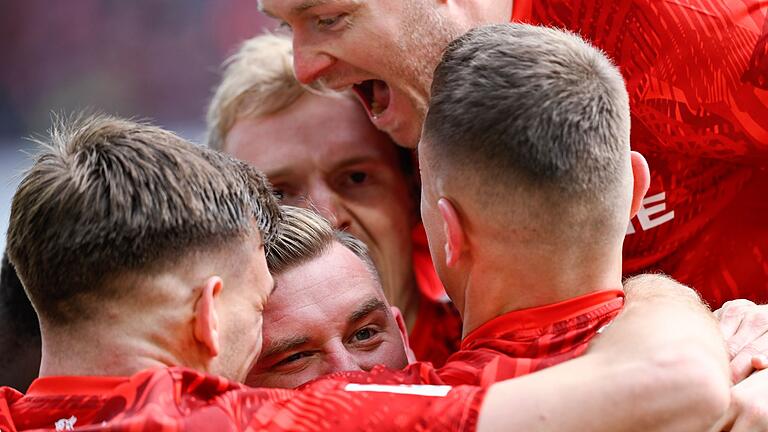 1. FC Kaiserslautern - Jahn Regensburg       -  Die Spieler des 1. FC Kaiserslautern feiern den Sieg gegen Jahn Regensburg.