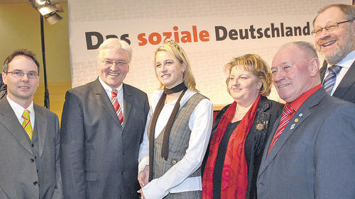 Hoher Besuch beim Neujahrsempfang der SPD in Eibelstadt (von links): Stefan Wolfshörndl, Vorsitzender der Landkreis-SPD, Vizekanzler und Außenminister Frank-Walter Steinmeier, die Fränkische Weinkönigin Eva Barthelme, Weinbaupräsident Andreas Oestemer, SPD-Landratskandidatin Eva-Maria Linsenbreder und Walter Kolbow, stellvertretender Fraktionsvorsitzender der SPD im Bundestag. Hoher Besuch beim Neujahrsempfang der SPD in Eibelstadt (von links): Stefan Wolfshörndl, Vorsitzender der Landkreis-SPD, Vizekanzler und Außenminister Frank-Walter Steinmeier, die Fränkische Weinkönigin Eva Barthelme, Weinbaupräsident Andreas Oestemer, SPD-Landratskandidatin Eva-Maria Linsenbreder und Walter Kolbow, stellvertretender Fraktionsvorsitzender der SPD im Bundestag.