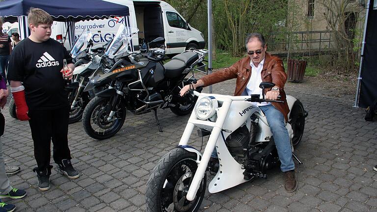 Bike-Weekend       -  Hardcore für den Bürgermeister. Eberhard Streit probiert die Sitzposition auf einem Custom-Bike von Walz Hardcore Cycles, präsentiert am Stand von HK Bike Parts. Nach Experten-Schätzung passen in den Tank ca. 12 Liter Treibstoff, die gerade mal für 80 Kilometer reichen dürften.