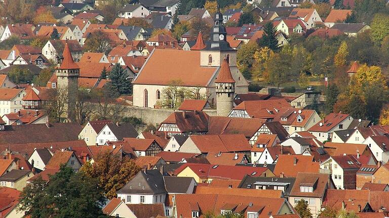 Den Tourismus und das Stadtmarketing in dem Rhönstädtchen voranbringen, ist das Ziel des Kommunalunternehmens der Stadt Ostheim, das zum 1. Januar 2018 seinen Betrieb aufnehmen soll. Foto: Eva Wienröder Den Tourismus und das Stadtmarketing in dem Rhönstädtchen voranbringen, ist das Ziel des Kommunalunternehmens der Stadt Ostheim, das zum 1. Januar 2018 seinen Betrieb aufnehmen soll. Foto: Eva Wienröder