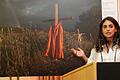Kuratorin Martha Echevarria vor dem Siegerfoto der 'World Press Photo'-Ausstellung. Es erinnert an die missbrauchten, verschwundenen oder getöteten indigenen Kinder aus Kanada.