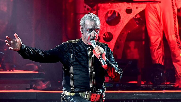 Rammstein - Till Lindemann.jpeg - Die Vorwürfe, die Frauen gegen Rammstein-Sänger Till Lindemann erheben, überschatten das erste Konzert in München. Rammstein - Till Lindemann.jpeg - Die Vorwürfe, die Frauen gegen Rammstein-Sänger Till Lindemann erheben, überschatten das erste Konzert in München.
