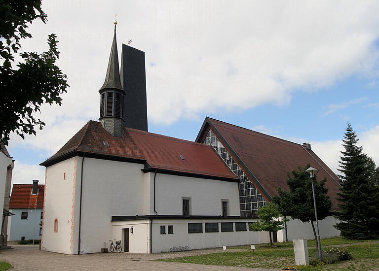 Alte und neue Gemäuer im 1000-jährigen Kirchaich: Die alte Pfarrkirche St. Ägidius, um 1300 erbaut, schmiegt sich an die neue Kirche aus dem Jahre 1967. Alte und neue Gemäuer im 1000-jährigen Kirchaich: Die alte Pfarrkirche St. Ägidius, um 1300 erbaut, schmiegt sich an die neue Kirche aus dem Jahre 1967.