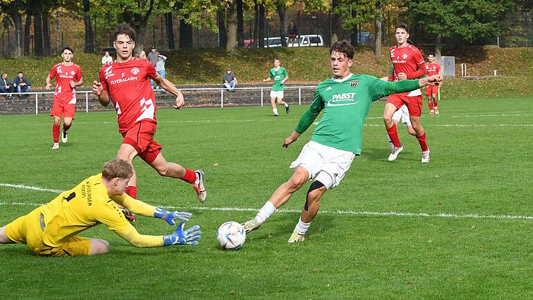 Schweinfurts Siegtorschütze Valentin Schmitt (rechts) im Eins-gegen-Eins-Duell mit Kickers-Keeper Benedikt Glas.
