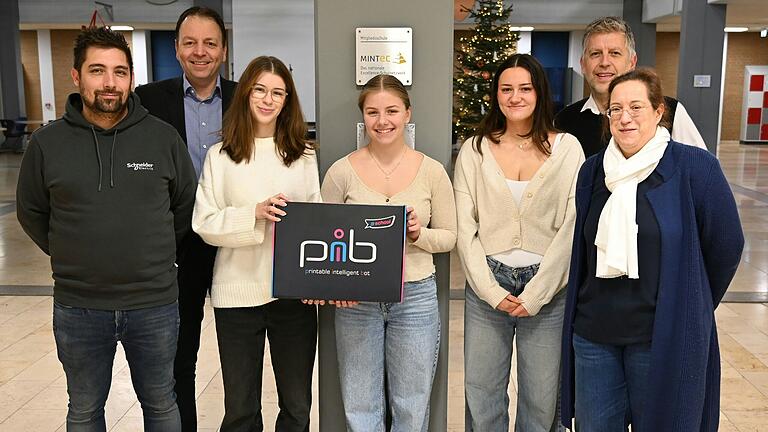 Freuen sich auf die Zusammenarbeit: Georg Grün (Schneider Electric, von links), Michael Dreßler (stellvertretender Schulleiter des BNG), Stefania Ivanova, Laura Überlhör, Marta Ilieva, Gerhard Pöschl (Schneider Electric) und Katharina Kaiser (Lehrkraft am BNG)