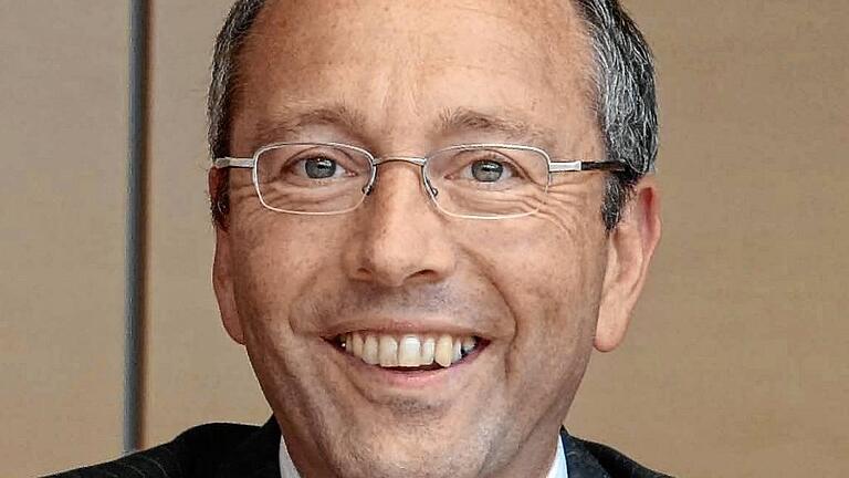 Niedrigzinspolitik: Stiftungen müssen umdenken       -  Gemeinnützige Zwecke erfüllen, Initiativen und Projekte fördern, Benachteiligte unterstützen und das für eine möglichst lange Zeit: Im Landkreis Main-Spessart gibt es laut Bayerischem Landesamt für Statistik 27 Stiftungen. Doch die niedrigen Zinsniveaus beeinträchtigen deren Arbeit; vor allem die Ausschüttungen. Die Sparkassenstiftung für den Landkreis Main-Spessart hat einen Weg gefunden, die niedrigen Zinserträge auszugleichen. &bdquo;Wir stiften jährlich zu, um das Kapital aufzustocken&ldquo;, erklärt Rainer Ankenbrand von der Sparkasse Mainfranken. Im vergangenen Jahr seien etwa 1,5 Millionen Euro in die Stiftung geflossen. Außerdem investiere man seit einigen Jahren auch in andere Anlagen, wie etwa Immobilienfonds, um nicht allein auf die Zinserträge angewiesen zu sein. Aus den Erträgen der Stiftung würden zudem Rücklagen gebildet, statt alles auszuschütten.  Durch diese Maßnahmen kann die 1986 gegründete Stiftung auch heute noch ihren Zweck erfüllen. Der umfasst die Förderung der Region in einem &bdquo;breit aufgestellten Spektrum&ldquo;, so Ankenbrand. &bdquo;Wir unterstützen eigentlich alles, was gemeinnützig ist, von Kultur und Sport über Wissenschaft bis hin zu Tierschutz und Jugend- und Altenhilfe.&ldquo; Im Jahr 2016 konnten insgesamt 190 000 Euro ausgeschüttet werden. So erhielten unter anderem der Tierschutzverein und die Lebenshilfe Main-Spessart, die Scherenburgfestspiele oder der THW Spenden, &bdquo;jeweils im vierstelligen Bereich.&ldquo; Zustiftungen von außen gebe es bei der Sparkassenstiftung Main-Spessart nicht. Der gesamte Grundstock wird von der Sparkasse selbst gestellt. Momentan beträgt er laut Ankenbrand rund acht Millionen Euro.  Das Landratsamt Main-Spessart gibt an, dass sich die niedrigen Zinsen ebenfalls negativ auf die Förderungen der Jugendstiftung des Landkreises auswirken. Es werde weniger ausgeschüttet, da das Kapital der Stiftung nicht gemindert werden dürfe. Deshalb seien Zustiftungen und Spenden von außen nötig. So könne die Stiftung weiterhin ihren Zweck erfüllen und &bdquo;zukunftsweisende Pilotprojekte der Jugendarbeit im Landkreis Main-Spessart, insbesondere im kulturellen Bereich&ldquo;, fördern. Der ursprüngliche Grundstock der Stiftung von 54.023 Euro kam bei der Gründungsveranstaltung am 19. November 2005 zusammen und setzte sich aus Eintrittsgeldern, Spenden, Tombola- und Losverkäufen zusammen. Aus den Zinserträgen werden Gelder sowohl für Einzel- als auch Gruppenförderungen ausgeschüttet, für die vorher ein Antrag gestellt werden muss. Neben diesen Förderungen ist das Hauptprojekt der Jugendstiftung des Landkreises der Jugendkulturpreis. Dieser wurde 2010 ins Leben gerufen, um Kinder und Jugendliche bis zu einem Alter von 26 Jahren in den Bereichen Musik, darstellende Kunst, bildende Kunst und Literatur zur Kreativität anzuregen und zu fördern. Als eine der größten privaten Stiftungen im Landkreis mit einem Vermögen von momentan 2,3 Millionen Euro kann die Dr. Heinrich und Christine Renkl-Stiftung in Marktheidenfeld trotz niedriger Zinsniveaus nach wie vor hohe Ausschüttungen tätigen. Grund dafür ist laut Renkl-Stiftung die Investition des gesamten Vermögens in langfristige Anlagen, für die die Stiftung auch heute noch gute Zinsen erhält.  So konnten auch im Jahr 2016 etwa 80 000 Euro für Sprachstudienreisen und zwischen 10 000 und 15 000 Euro für die Berufsfachschule für Krankenpflege des Landkreises gespendet werden &ndash; denn der Stiftungszweck lautet, Schul- und Berufsausbildung, insbesondere die Schaffung und den Erhalt von Lehrplätzen sowie die beruflicher Weiterbildung junger Menschen im In- und Ausland, zu fördern. Nun müsse man sich überlegen, was man mit dem Kapital machen wolle, sobald die momentanen Anlagen auslaufen. Einen konkreten Plan habe der Vorstand, bestehend aus Landrat Thomas Schiebel, Gisela Renkl-Reinke &ndash; einer Tochter des Stifters &ndash; und Michael Kerber, sowie Geschäftsführer Werner Pflaum, noch nicht; allerdings einige Ideen. So werde zum Beispiel darüber nachgedacht, in Immobilien zu investieren.  Die 1973 vom Gründer des Paidiwerks, Dr. Heinrich Renkl, ins Leben gerufene Stiftung wird auch in diesem Jahr zunächst wieder etwa 80 Schüler in Gastfamilien in Malahide in Irland oder St. Malo in Frankreich schicken. Dort erhalten die Jugendlichen 14 Tage lang intensiven Sprachunterricht. Die Familien zahlen lediglich die An- und Abreise. Welche Schüler die Reise antreten, entscheiden die Schulen. Sollte jemand ausgewählt werden, dessen Eltern die Reisekosten nicht aufbringen können, werden auch diese von der Stiftung übernommen. Bei der Berufsfachschule für Krankenpflege unterstützt die Renkl-Stiftung vor allem das &bdquo;Praktikum Spezial&ldquo;. Dabei erhalten die Pflegeschüler die Chancen, an große Kliniken in ganz Deutschland zu gehen und dort zu arbeiten und zu lernen. Weitere Spenden fließen außerdem an soziale Einrichtungen wie die Lebenshilfen Marktheidenfeld und Lohr. Bei der Hans-Wilhelm Renkhoff-Stiftung aus Marktheidenfeld kommt es aufgrund der niedrigen Zinssätze zu geringeren Ausschüttungen. Zwar könne die Stiftung laut Pressesprecherin Lilli Heyer nach wie vor den ursprünglichen Zweck &ndash; &bdquo;die Forschung und Entwicklung an Hochschulen, vor allem der Hochschule für angewandte Wissenschaften Würzburg-Schweinfurt, auf dem Gebiet des Ingenieurwesens und der Betriebswirtschaftslehre sowie der Praxis zu fördern&ldquo; &ndash; erfüllen, jedoch in geringerem Umfang. Die 1995 gegründete Stiftung biete momentan vor allem finanzielle Unterstützung für die Vergabe von Forschungs- und Lehraufträgen sowie Auszeichnungen von Studenten mit hervorragenden Leistungen oder auch Stipendien an der Hochschule Würzburg-Schweinfurt. Zustiftungen gebe es keine, und da das Kapital nicht angegangen werden solle, müsse man die Spenden geringer halten. Für kleinere Stiftungen bedeuten die niedrigen Zinsen noch größere Probleme. Die Dr. Otto und Luise Weisbrod-Stiftung in Marktheidenfeld kann nur noch wenige Ausschüttungen zur Förderung der Lebenshilfe Marktheidenfeld, die regelmäßig Spenden erhält, tätigen. Als kleine Stiftung habe man eben nur die mittlerweile sehr geringen Zinserträge, und da gebe es dann zunächst mal das oberste Ziel, das Vermögen zu erhalten. Das stifteten die Eheleute Weisbrod im Jahr 2001 als ihr Erbe.  Hermann Richartz, ein Bekannter von Luise Weisbrod, riet damals der kinderlosen Witwe, ihr Geld in einer Stiftung anzulegen, um im Namen ihres Mannes Kultur und Soziales in der Stadt zu fördern. Seitdem kümmert er sich ehrenamtlich um die Verwaltung. Zustiftungen oder Spenden habe die Stiftung noch nie erhalten. &bdquo;Deshalb gab es mal zwei oder drei Jahre, in denen ich keine Ausschüttungen tätigen konnte&ldquo;, so Richartz.  Sollten die Zinssätze nicht wieder steigen, könnte es also vor allem für kleinere Stiftungen problematisch werden, weiter jährlich auszuschütten. Dann ist es vielleicht irgendwann nicht mehr möglich, gemeinnützige Zwecke zu erfüllen, Initiativen und Projekte zu fördern, Benachteiligte zu unterstützen &ndash; und das für eine möglichst lange Zeit.