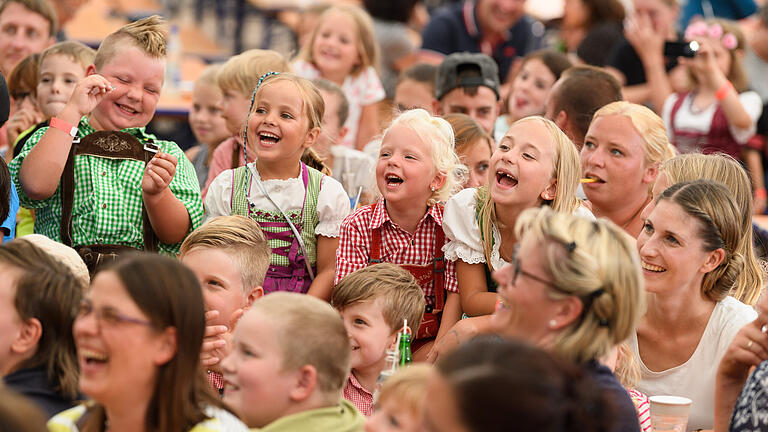 Kindernachmittag Laurenzi-Messe       -  Zahlreiche Kinder verfolgen am Dienstag (13.08.19) im Festzelt bei der Laurenzi-Messe in Marktheidenfeld die Vorführung von Meister Blaukopf und seinem Wunderkoffer. Von 9. bis 18. August 2019 feiern die Marktheidenfelder die 71. Auflage der traditionellen Laurenzi-Messe.
