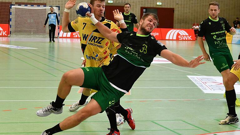 Vier Versuche, vier Tore: Rimpars Kreisläufer Michael Schulz (am Ball) war in Krefeld (hinten Dorian Woestmann) Mister Hundertprozent. Vier Versuche, vier Tore: Rimpars Kreisläufer Michael Schulz (am Ball) war in Krefeld (hinten Dorian Woestmann) Mister Hundertprozent.