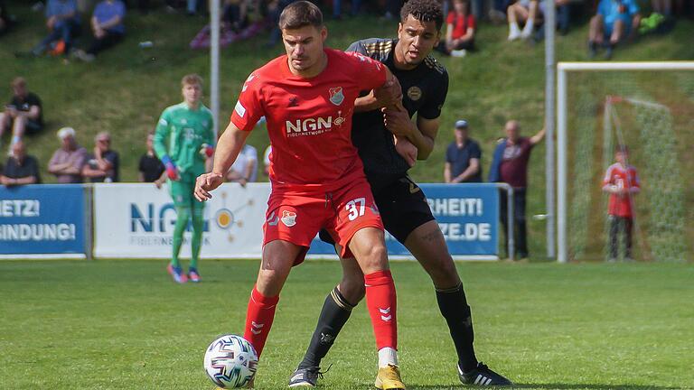 In Pipinsried übernahm er beim TSV Aubstadt die Elfmeter-Verantwortung und scheiterte: Christopher Bieber (vorne), in dieser Szene im Zweikampf mit Jamie Lawrence vom FC Bayern München II.
