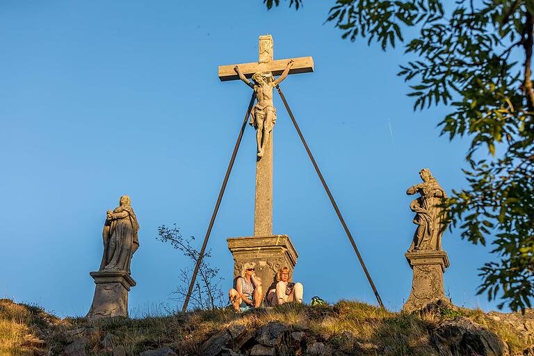Blick auf die Kreuzigungsgruppe auf dem Gipfel der Milseburg, der dritthöchsten Erhebung in der Rhön. Blick auf die Kreuzigungsgruppe auf dem Gipfel der Milseburg, der dritthöchsten Erhebung in der Rhön.