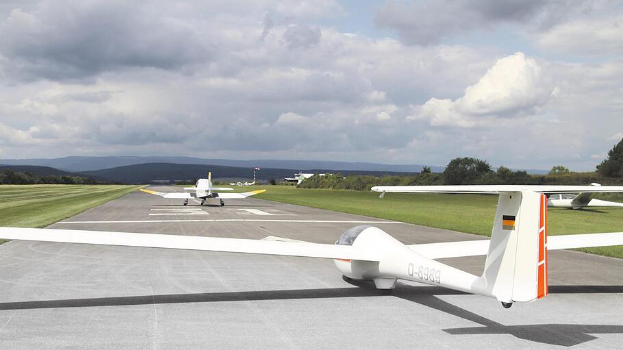 Interessierte Blicke: Die Aufnahme entstand beim letzten 'Tag im Cockpit' des Aero-Clubs Bad Neustadt 2017 auf dem Grasberg.  Foto: S: Michael Zacher       -  Interessierte Blicke: Die Aufnahme entstand beim letzten 'Tag im Cockpit' des Aero-Clubs Bad Neustadt 2017 auf dem Grasberg.  Foto: S: Michael Zacher