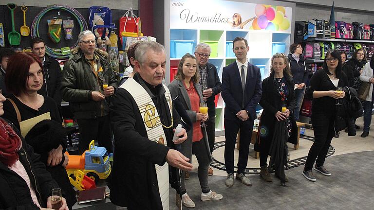 Frohe Mienen bei der Neueröffnung von Dittmeier Spiel-, Bastel- und Haushaltswaren. Bürgermeister Thorsten Wozniak und Petra Aumüller von GerolzhofenAktiv wünschten der Familie mit Agnes, Heinrich, Christine und Michael Dittmeier alles Gute (von links). Pfarrer Stefan Mai segnete die Räume. Frohe Mienen bei der Neueröffnung von Dittmeier Spiel-, Bastel- und Haushaltswaren. Bürgermeister Thorsten Wozniak und Petra Aumüller von GerolzhofenAktiv wünschten der Familie mit Agnes, Heinrich, Christine und Michael Dittmeier alles Gute (von links). Pfarrer Stefan Mai segnete die Räume.